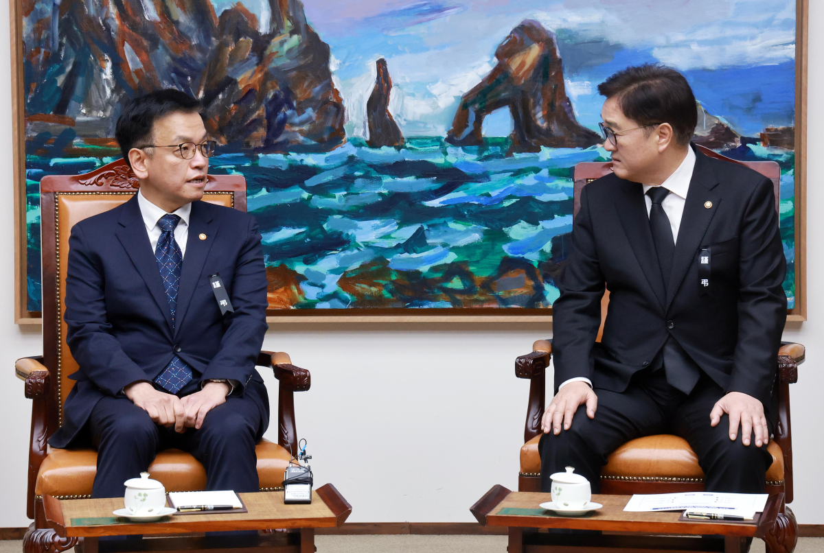 ▲우원식 국회의장이 30일 오전 서울 여의도 국회를 찾은 최상목 대통령 권한대행 부총리 겸 기획재정부 장관을 접견하고 있다. 국회사진취재단