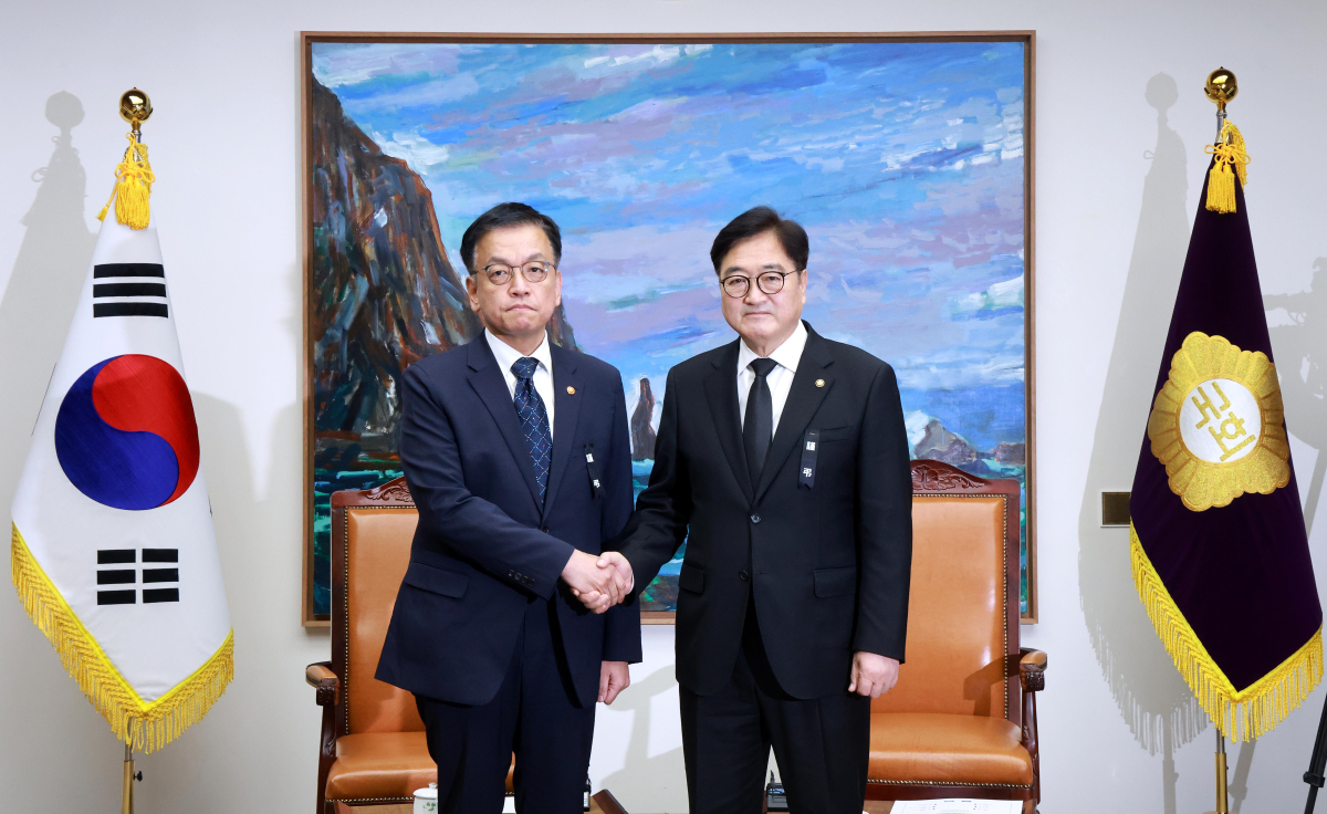 ▲우원식 국회의장이 30일 오전 서울 여의도 국회를 찾은 최상목 대통령 권한대행 부총리 겸 기획재정부 장관을 접견하고 있다. 국회사진취재단