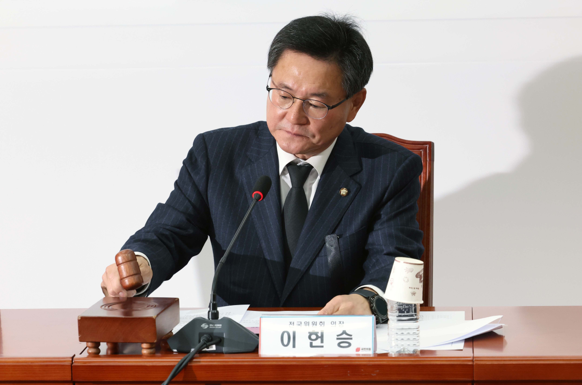 ▲30일 서울 여의도 국회에서 열린 국민의힘 제14차 전국위원회에서 이헌승 의장이 의사봉을 두드리고 있다. 이날 전국위원회에선 권영세 비상대책위원장 임명안이 상정됐다. 신태현 기자 holjjak@