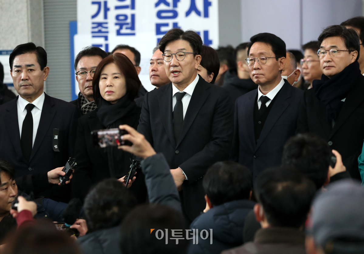 ▲권성동 국민의힘 당대표 권한대행 겸 원내대표가 30일 전남 무안군 무안국제공항에서 제주항공 여객기 사고 탑승객 가족들을 위로하고 있다. 조현호 기자 hyunho@