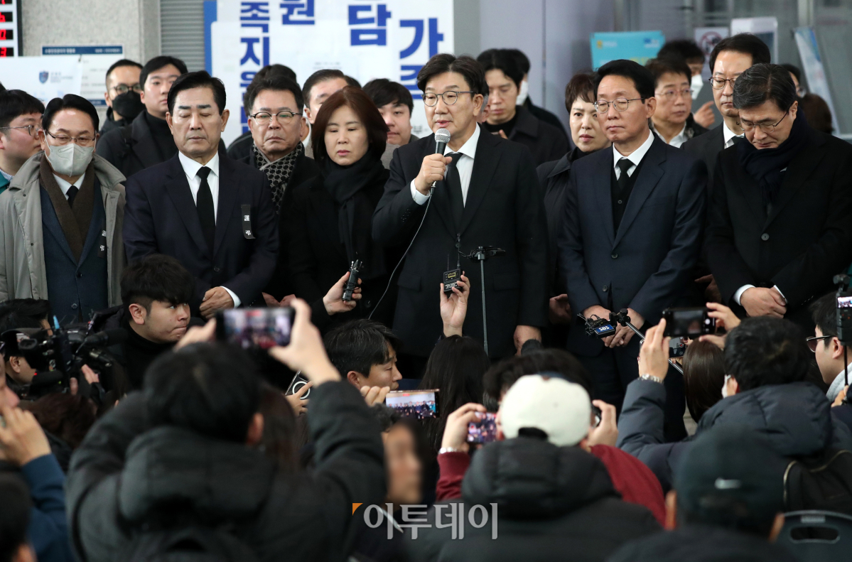 ▲권성동 국민의힘 당대표 권한대행 겸 원내대표가 30일 전남 무안군 무안국제공항에서 제주항공 여객기 사고 탑승객 가족들을 위로하고 있다. 조현호 기자 hyunho@