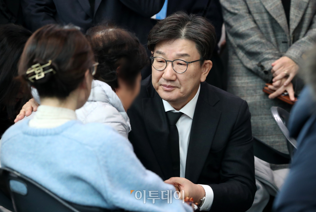 ▲권성동 국민의힘 당대표 권한대행 겸 원내대표가 30일 전남 무안군 무안국제공항에서 제주항공 여객기 사고 탑승객 가족들을 위로하고 있다. 조현호 기자 hyunho@