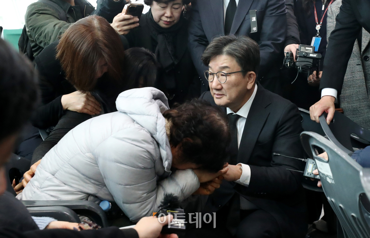 ▲권성동 국민의힘 당대표 권한대행 겸 원내대표가 30일 전남 무안군 무안국제공항에서 제주항공 여객기 사고 탑승객 가족들을 위로하고 있다. 조현호 기자 hyunho@