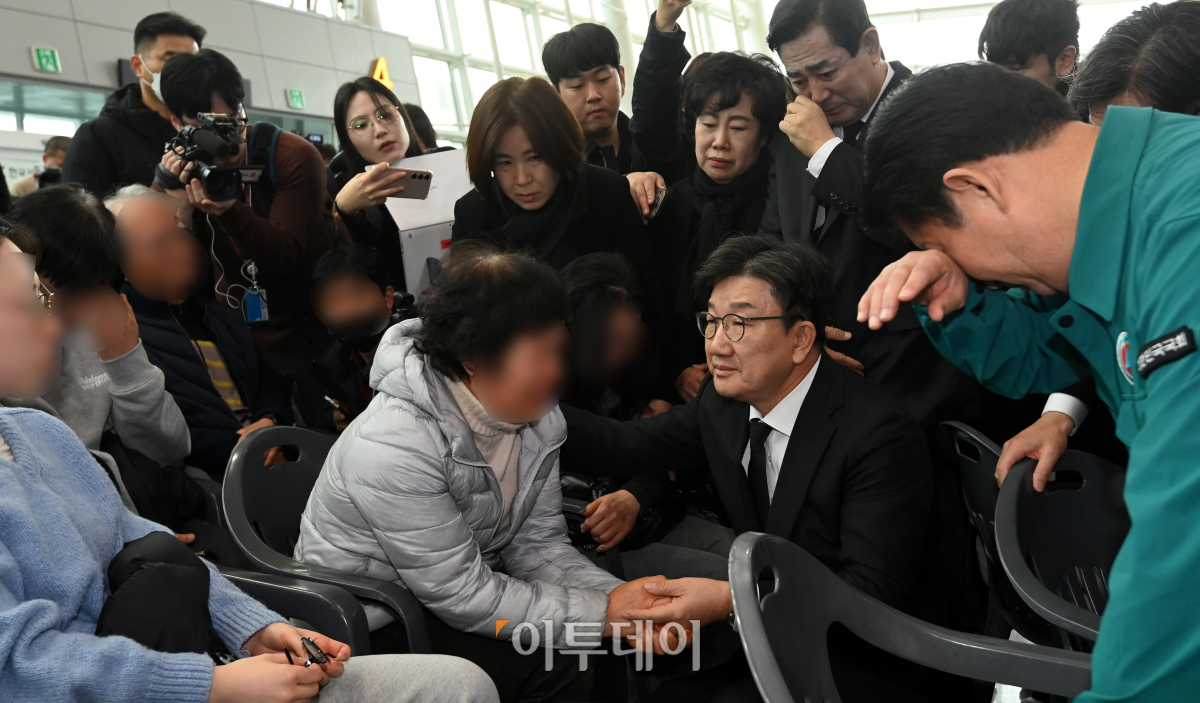 ▲권성동 국민의힘 당대표 권한대행 겸 원내대표가 30일 전남 무안군 무안국제공항에서 제주항공 여객기 사고 탑승객 가족들을 위로하고 있다. 조현호 기자 hyunho@
