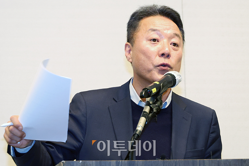 ▲송경훈 제주항공 경영지원본부장이 30일 서울 강서구 메이필드 호텔 오키드홀에서 열린 제주항공 여객기 참사 관련 3차 브리핑에서 취재진 질문에 답하고 있다. 고이란 기자 photoeran@