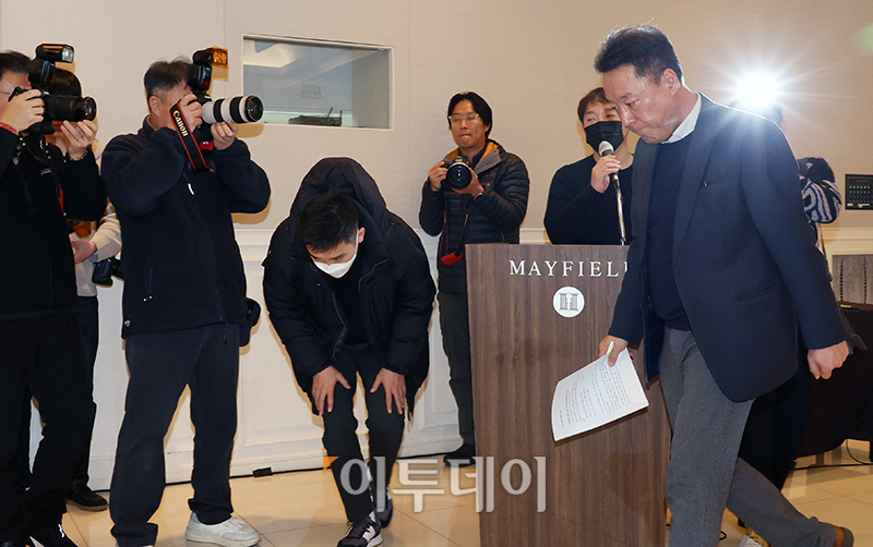 ▲송경훈 제주항공 경영지원본부장이 30일 서울 강서구 메이필드 호텔 오키드홀에서 열린 제주항공 여객기 참사 관련 3차 브리핑에서 취재진 질문에 답변을 마치고 이동하고 있다. 고이란 기자 photoeran@