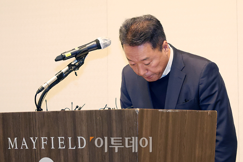 ▲송경훈 제주항공 경영지원본부장이 30일 서울 강서구 메이필드 호텔 오키드홀에서 열린 제주항공 여객기 참사 관련 3차 브리핑에서 인사하고 있다. 고이란 기자 photoeran@