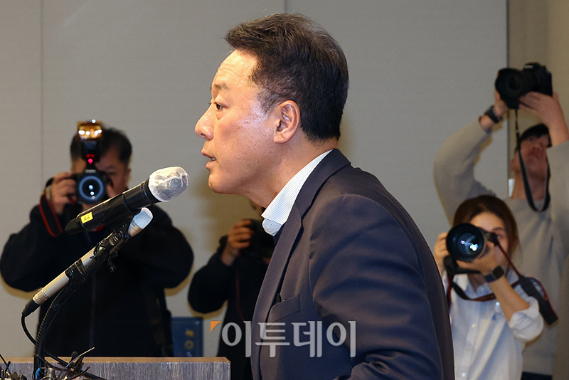 ▲송경훈 제주항공 경영지원본부장이 30일 서울 강서구 메이필드 호텔 오키드홀에서 열린 제주항공 여객기 참사 관련 3차 브리핑에서 취재진 질문에 답하고 있다. 고이란 기자 photoeran@