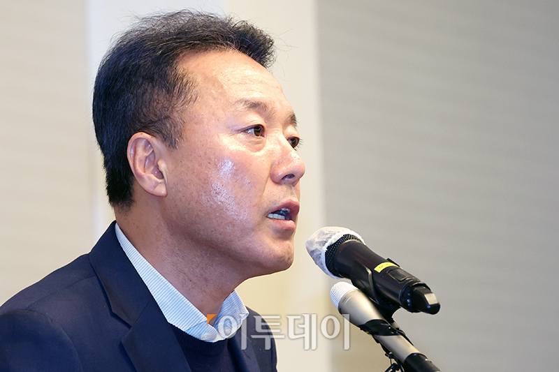 ▲송경훈 제주항공 경영지원본부장이 30일 서울 강서구 메이필드 호텔 오키드홀에서 열린 제주항공 여객기 참사 관련 3차 브리핑에서 취재진 질문에 답하고 있다. 고이란 기자 photoeran@