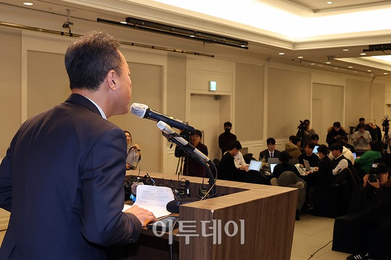 ▲송경훈 제주항공 경영지원본부장이 30일 서울 강서구 메이필드 호텔 오키드홀에서 열린 제주항공 여객기 참사 관련 3차 브리핑에서 취재진 질문에 답하고 있다. 고이란 기자 photoeran@