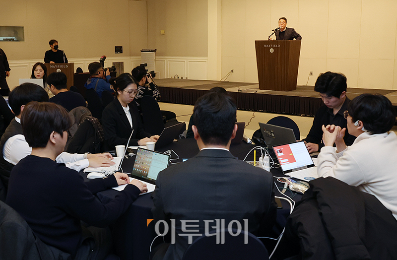 ▲송경훈 제주항공 경영지원본부장이 30일 서울 강서구 메이필드 호텔 오키드홀에서 열린 제주항공 여객기 참사 관련 3차 브리핑에서 취재진 질문에 답하고 있다. 고이란 기자 photoeran@