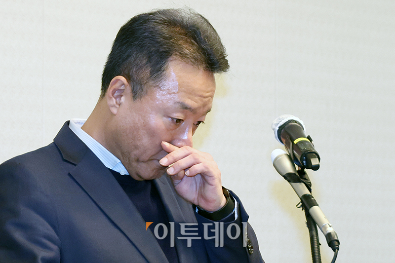 ▲송경훈 제주항공 경영지원본부장이 30일 서울 강서구 메이필드 호텔 오키드홀에서 열린 제주항공 여객기 참사 관련 3차 브리핑에서 얼굴을 만지고 있다. 고이란 기자 photoeran@