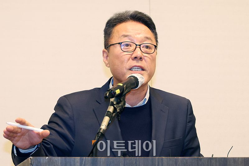 ▲송경훈 제주항공 경영지원본부장이 30일 서울 강서구 메이필드 호텔 오키드홀에서 열린 제주항공 여객기 참사 관련 3차 브리핑에서 취재진 질문에 답하고 있다. 고이란 기자 photoeran@