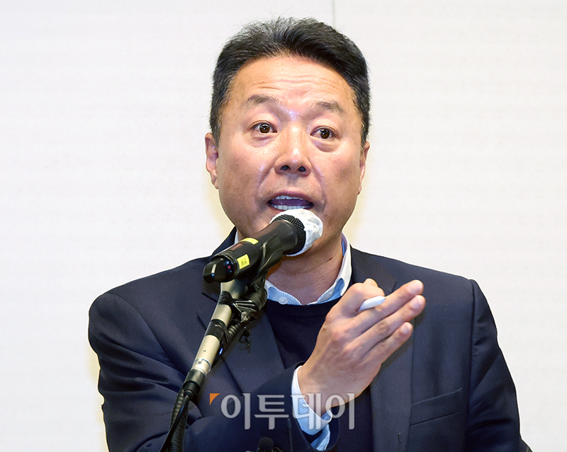 ▲송경훈 제주항공 경영지원본부장이 30일 서울 강서구 메이필드 호텔 오키드홀에서 열린 제주항공 여객기 참사 관련 3차 브리핑에서 취재진 질문에 답하고 있다. 고이란 기자 photoeran@