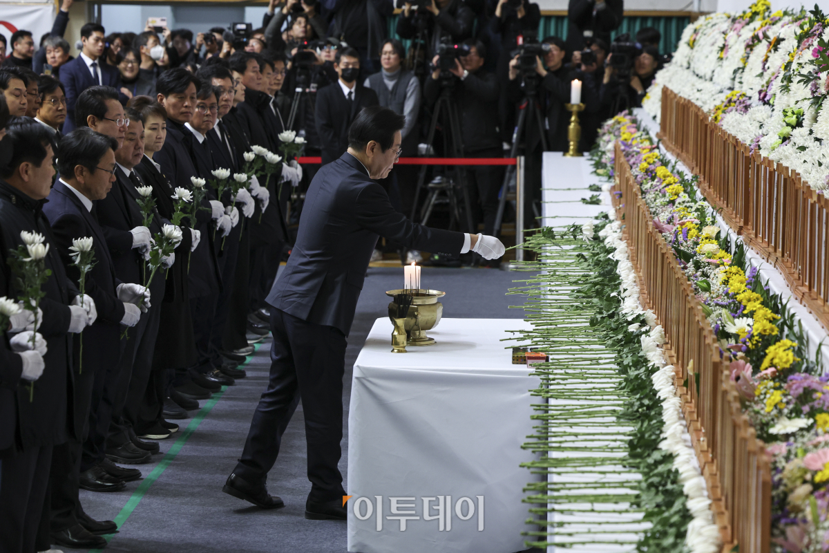 ▲더불어민주당 이재명 대표 등 의원들이 30일 전남 무안군 무안종합스포츠파크에 마련된 제주항공 여객기 사고 희생자 합동분향소에서 조문하고 있다. 조현호 기자 hyunho@