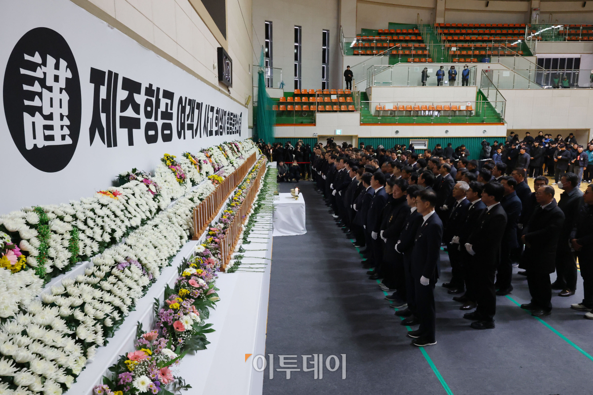 ▲더불어민주당 이재명 대표 등 의원들이 30일 전남 무안군 무안종합스포츠파크에 마련된 제주항공 여객기 사고 희생자 합동분향소에서 조문하고 있다. 조현호 기자 hyunho@