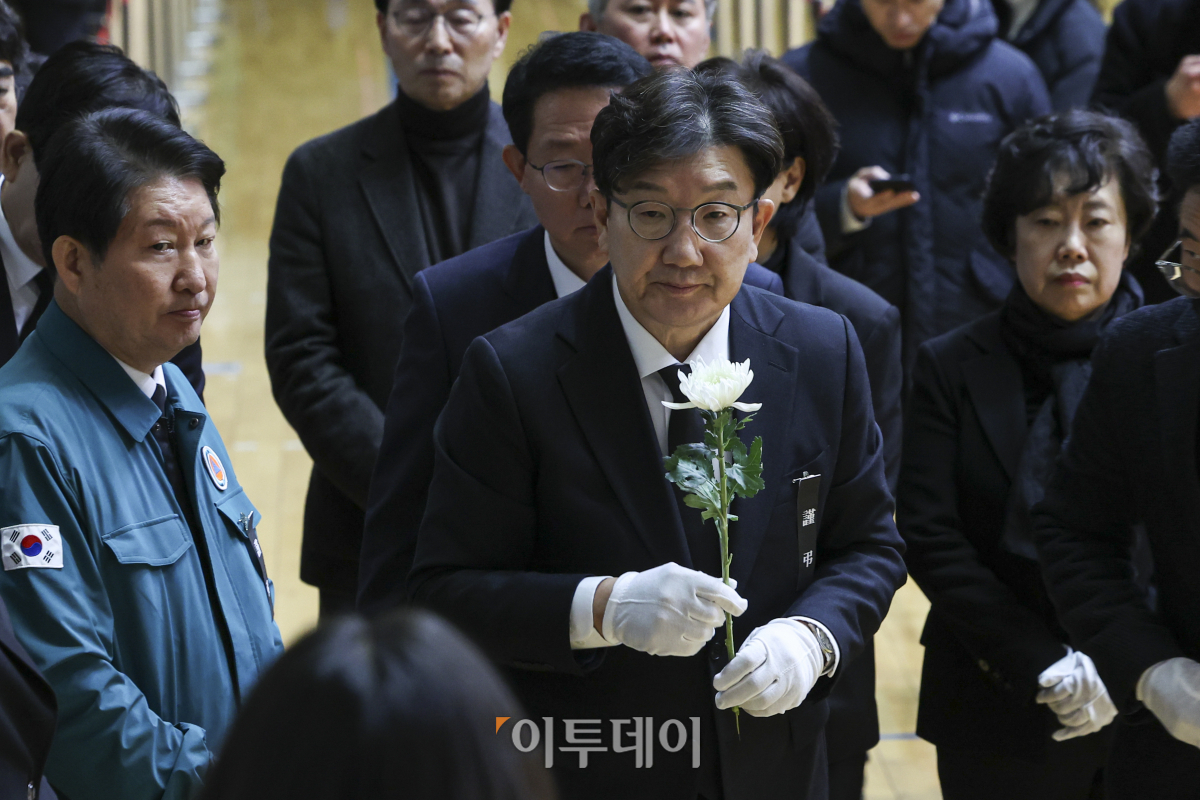 ▲권성동 국민의힘 원내대표 등 의원들이 30일 전남 무안군 무안종합스포츠파크에 마련된 제주항공 여객기 사고 희생자 합동분향소에서 조문하고 있다. 조현호 기자 hyunho@