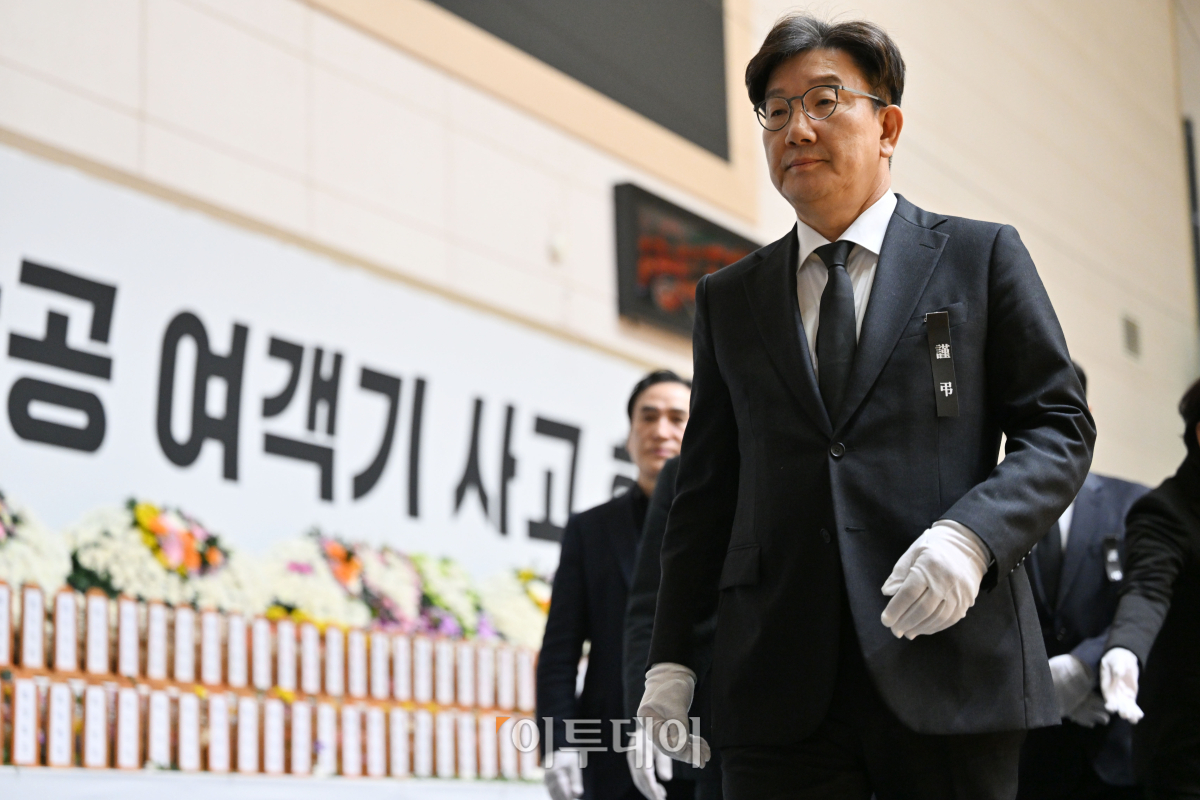 ▲권성동 국민의힘 원내대표 등 의원들이 30일 전남 무안군 무안종합스포츠파크에 마련된 제주항공 여객기 사고 희생자 합동분향소에서 조문을 마친 후 나서고 있다. 조현호 기자 hyunho@