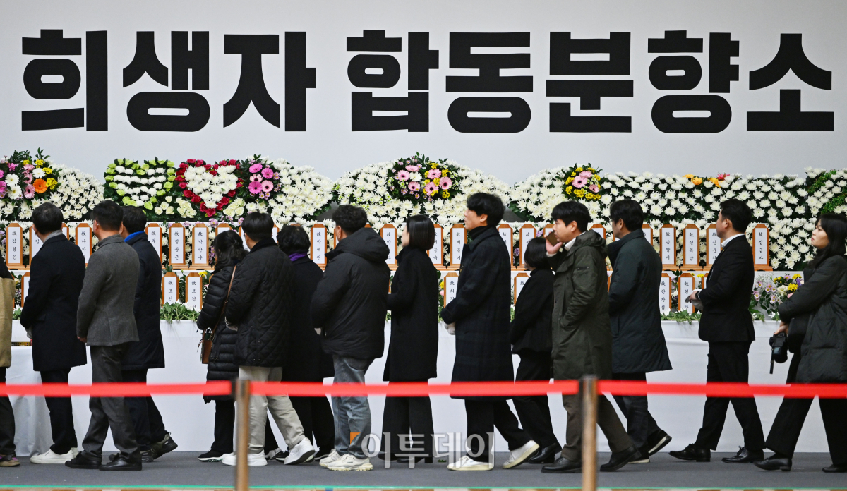 ▲30일 전남 무안군 무안종합스포츠파크에 마련된 제주항공 여객기 사고 희생자 합동분향소에서 추모객들이 조문하고 있다. 조현호 기자 hyunho@