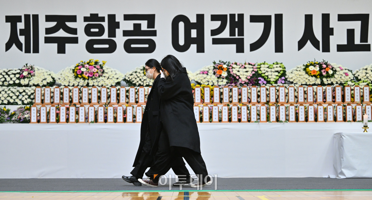 ▲30일 전남 무안군 무안종합스포츠파크에 마련된 제주항공 여객기 사고 희생자 합동분향소에서 추모객들이 조문하고 있다. 조현호 기자 hyunho@