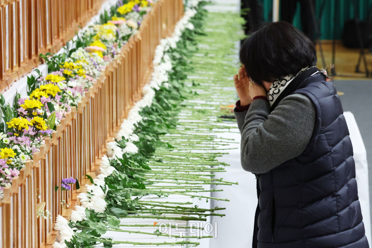 ▲30일 전남 무안군 무안종합스포츠파크에 마련된 제주항공 여객기 사고 희생자 합동분향소에서 추모객들이 조문하며 눈물을 흘리고 있다. 조현호 기자 hyunho@