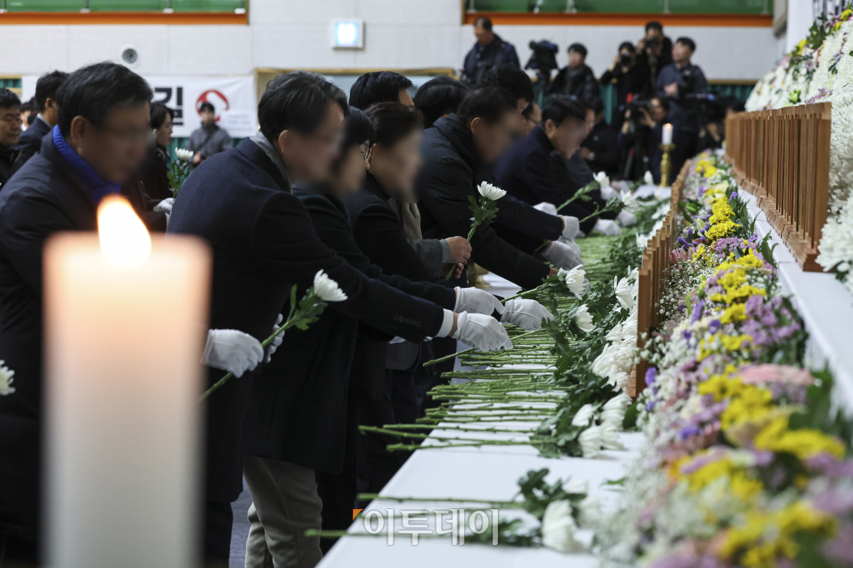 ▲30일 전남 무안군 무안종합스포츠파크에 마련된 제주항공 여객기 사고 희생자 합동분향소에서 추모객들이 조문하고 있다. 조현호 기자 hyunho@