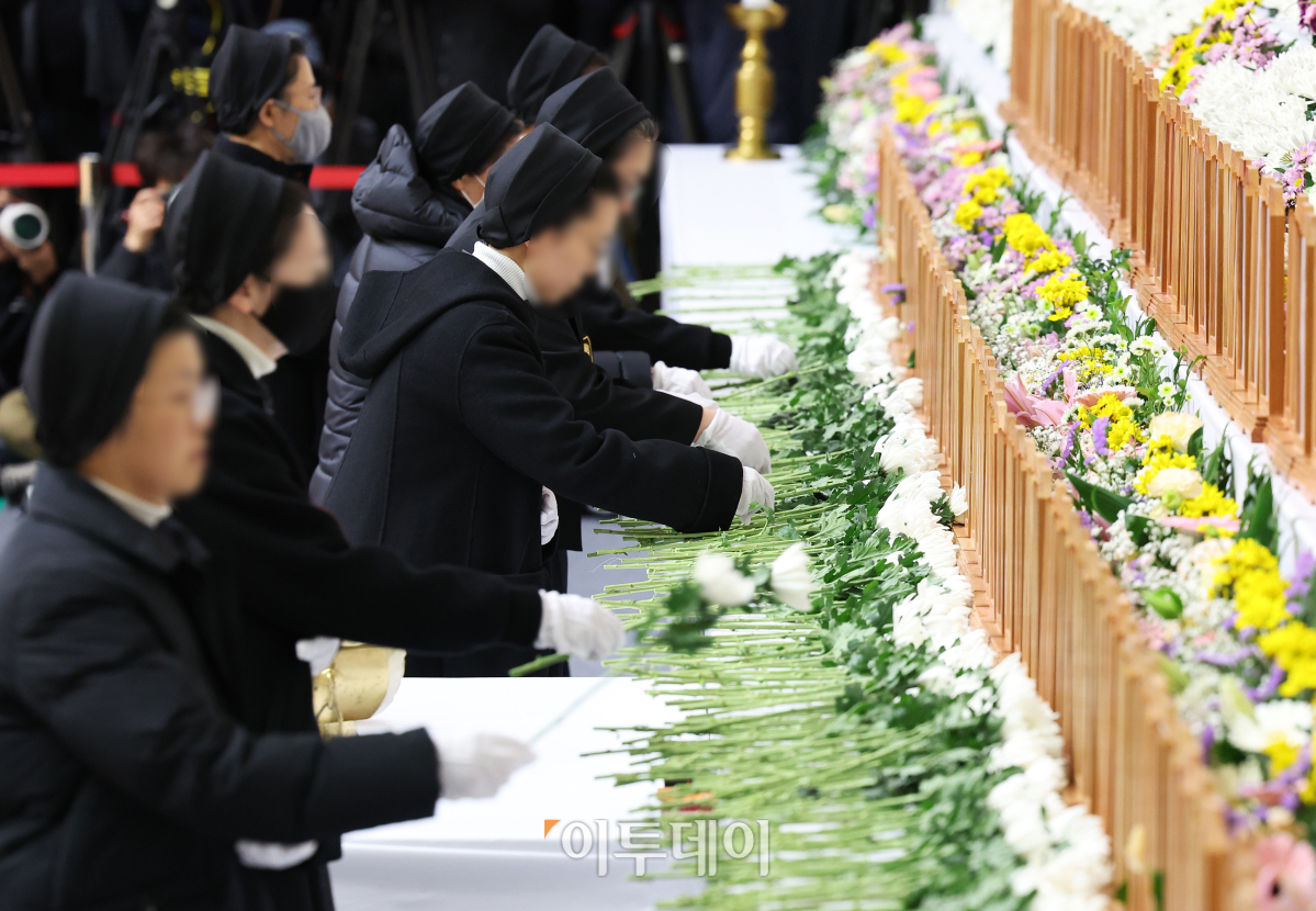 ▲30일 전남 무안군 무안종합스포츠파크에 마련된 제주항공 여객기 사고 희생자 합동분향소에서 추모객들이 조문하고 있다. 조현호 기자 hyunho@