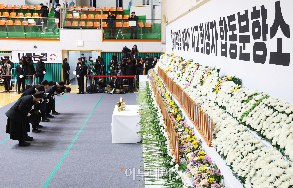 ▲30일 전남 무안군 무안종합스포츠파크에 마련된 제주항공 여객기 사고 희생자 합동분향소에서 추모객들이 조문하고 있다. 조현호 기자 hyunho@