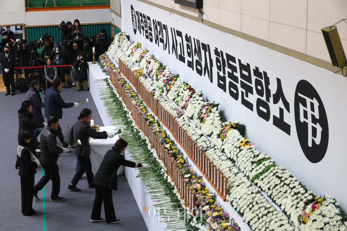 ▲30일 전남 무안군 무안종합스포츠파크에 마련된 제주항공 여객기 사고 희생자 합동분향소에서 추모객들이 조문하고 있다. 조현호 기자 hyunho@