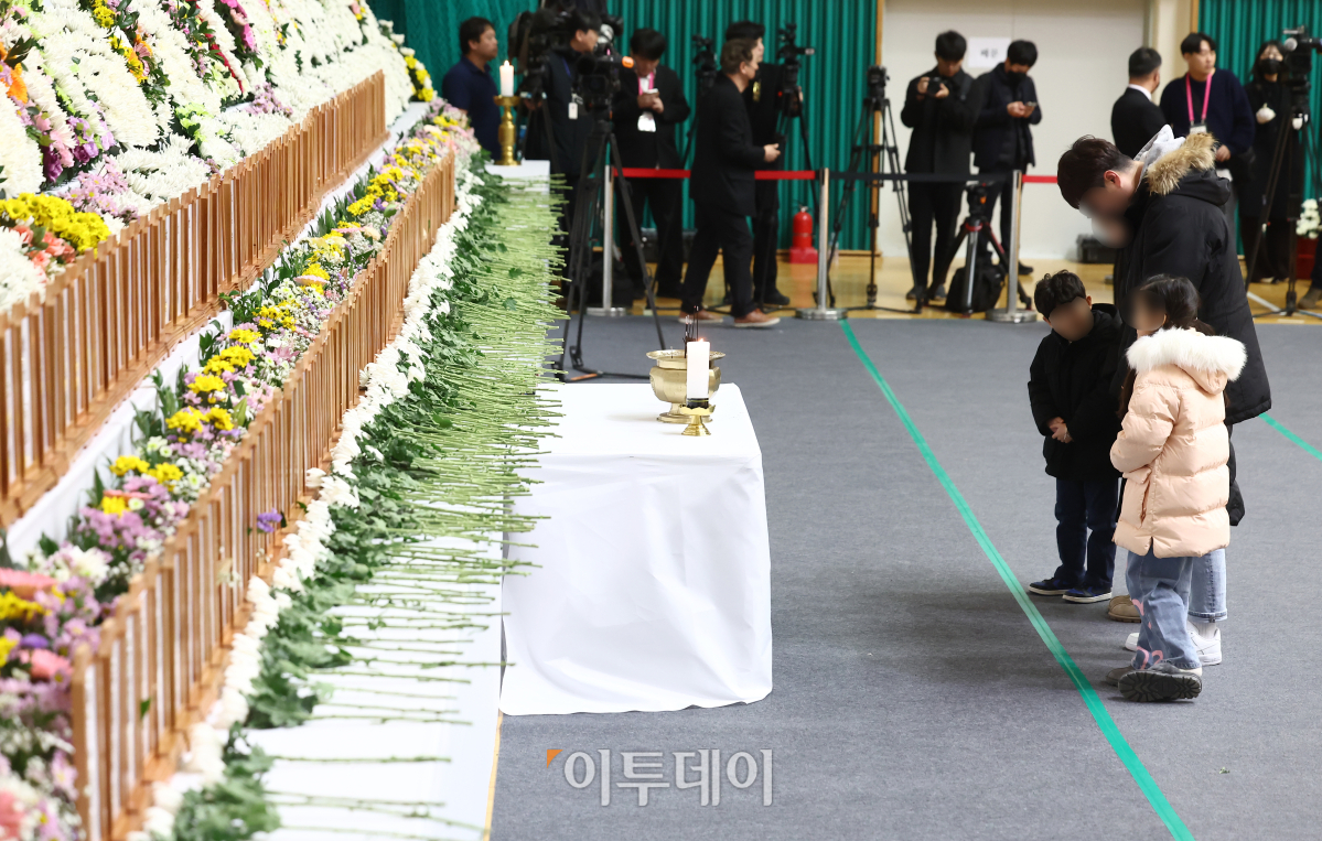 ▲30일 전남 무안군 무안종합스포츠파크에 마련된 제주항공 여객기 사고 희생자 합동분향소에서 한 가족이 조문하고 있다. 조현호 기자 hyunho@