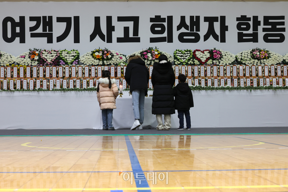 ▲30일 전남 무안군 무안종합스포츠파크에 마련된 제주항공 여객기 사고 희생자 합동분향소에서 추모객들이 조문하고 있다. 조현호 기자 hyunho@