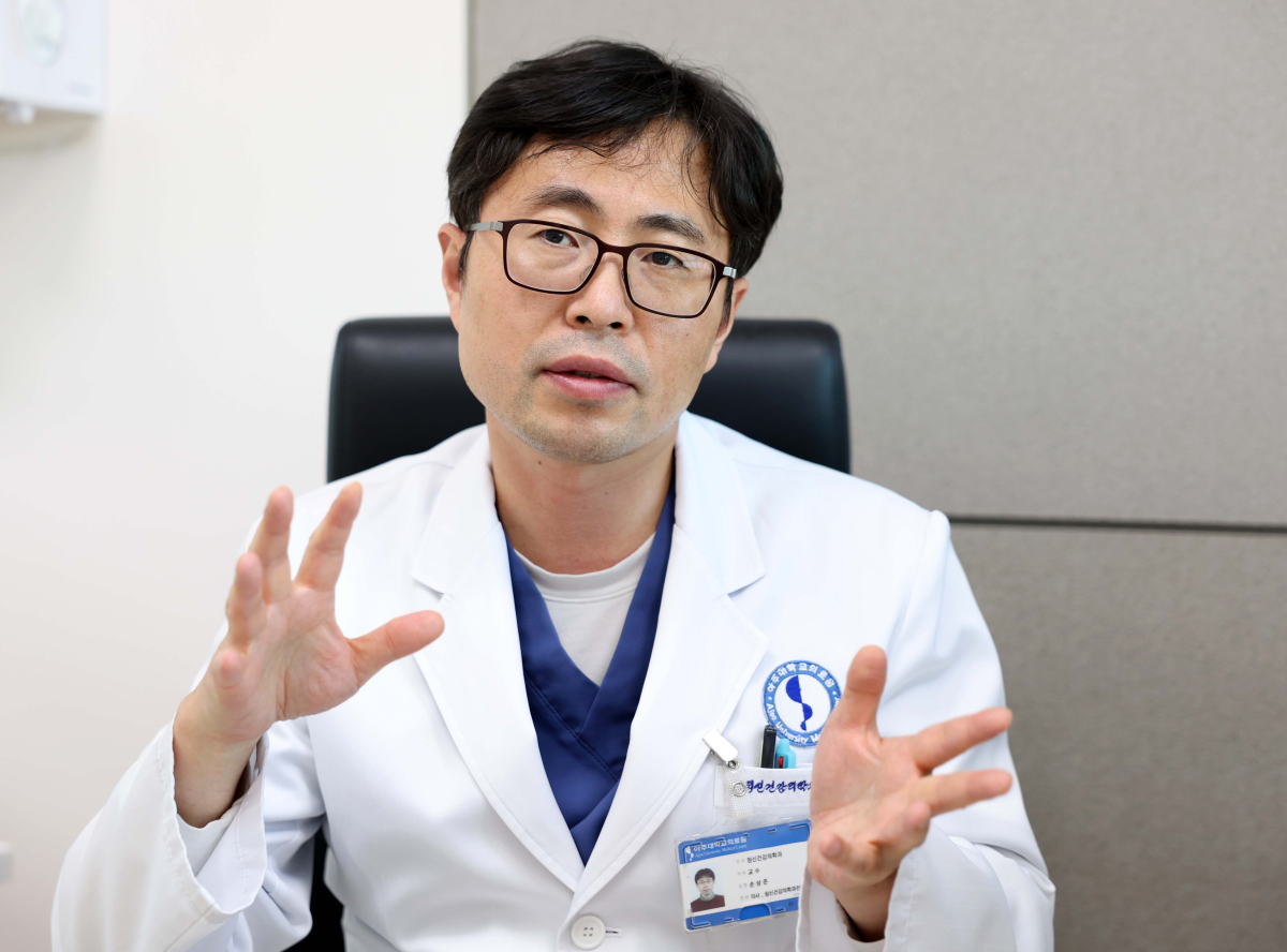 ▲손상준 아주대병원 정신건강의학과 교수는 최근 경기 수원시 아주대병원 진료실에서 본지와 만나 “초고령사회에 노인 인구가 늘고 있어 절대적인 노인 자살자 수치도 증가해 심각한 사회문제가 될 것”이라며 “우리 사회가 노인 정신건강 관련 대응에 더 적극적으로 나서야 한다”고 밝혔다. 신태현 기자 holjjak@