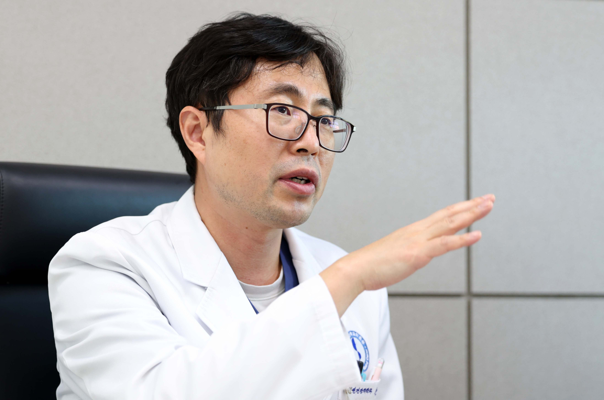 ▲손상준 아주대병원 정신건강의학과 교수가 최근 경기 수원시 아주대병원 연구실에서 본지와 인터뷰를 갖고 있다. 신태현 기자 holjjak@