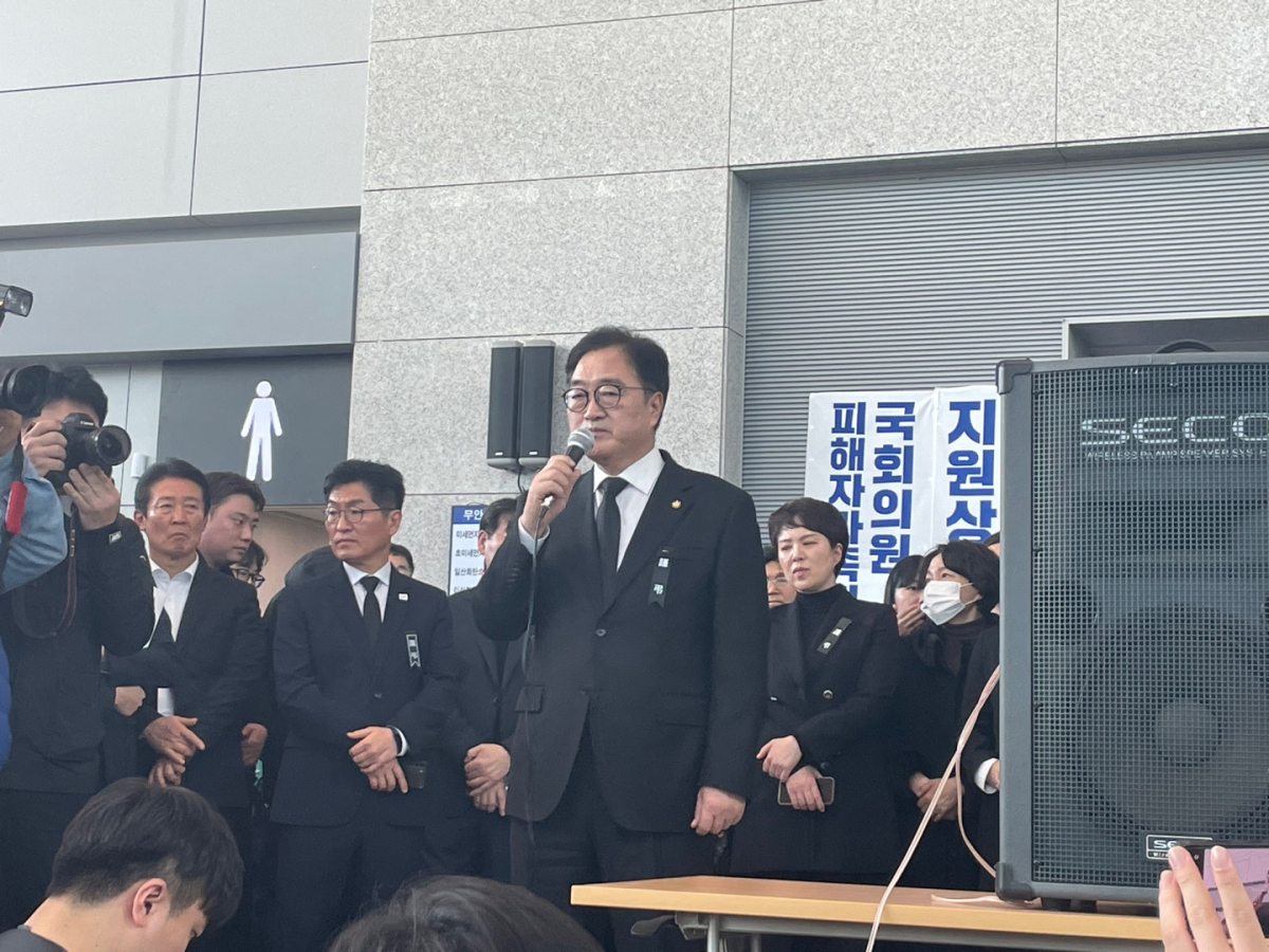 ▲우원식 국회의장이 30일 무안공항 2층 로비에서 발언하고 있다. (이민재 기자 2mj)