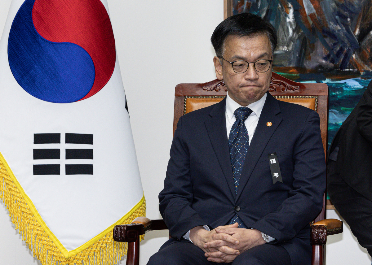 ▲최상목 대통령 권한대행 부총리 겸 기획재정부 장관이 30일 오전 서울 여의도 국회에서 우원식 국회의장을 예방하며 잠시 생각에 잠겨 있다. (뉴시스)