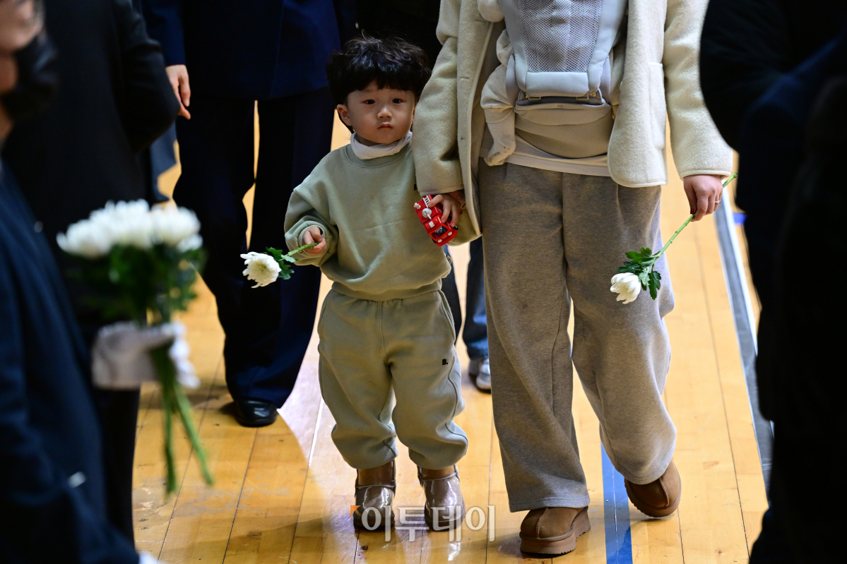 ▲30일 전남 무안스포츠파크에 마련된 제주항공 여객기 사고희생자 합동분향소에서 한 어린이가 장난감을 들고 헌화 순서를 기다리고 있다. 조현호 기자 hyunho@