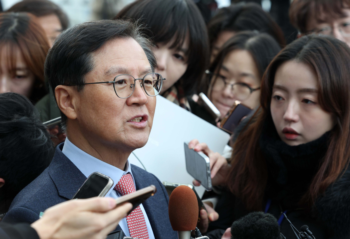 ▲탄핵심판 변론준비기일 종료된 27일 오후 서울 종로구 헌법재판소에서 윤석열 대통령 측 대리인단인 윤갑근 변호사가 취재진 질문에 답변하고 있다. (뉴시스)