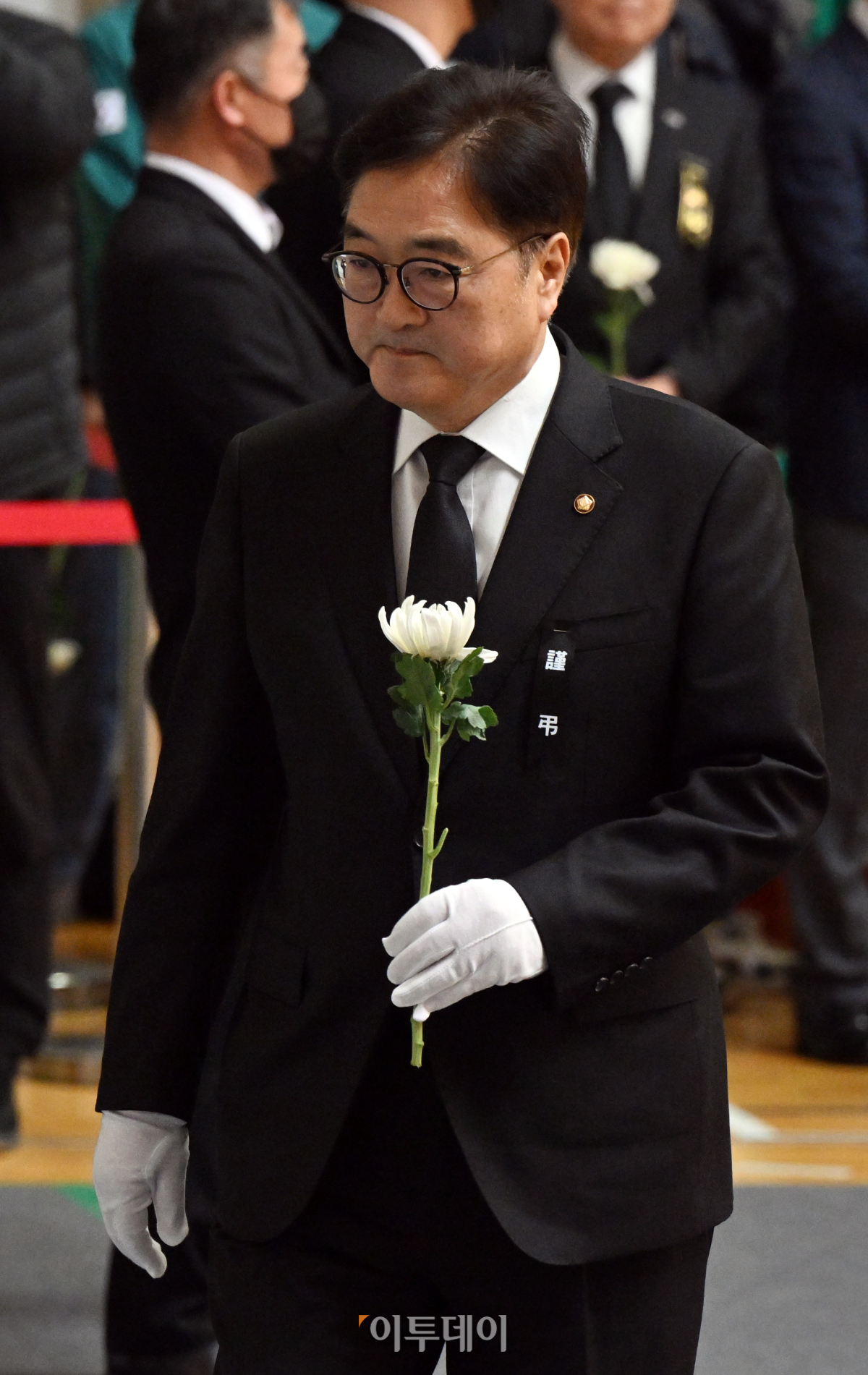 ▲우원식 국회의장이 30일 전남 무안스포츠파크에 마련된 제주항공 여객기 사고희생자 합동분향소에서 헌화하고 있다. 조현호 기자 hyunho@