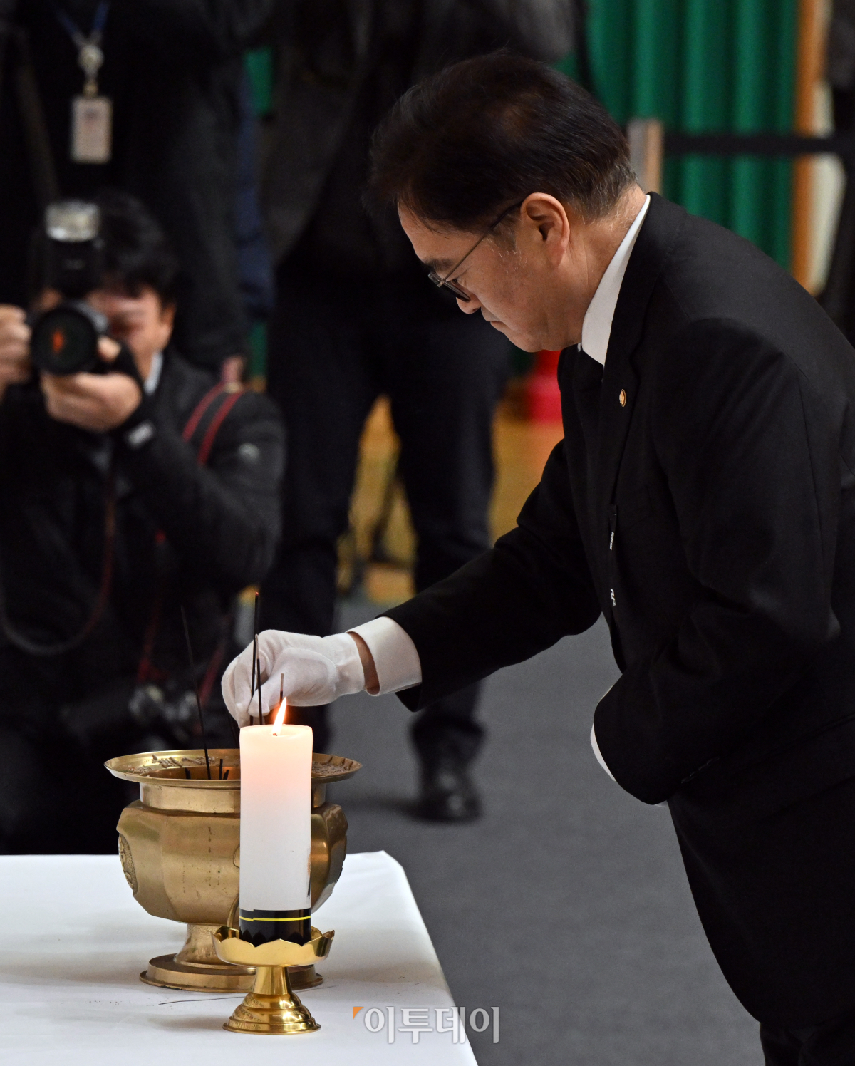 ▲우원식 국회의장이 30일 전남 무안스포츠파크에 마련된 제주항공 여객기 사고희생자 합동분향소에서 분향하고 있다. 조현호 기자 hyunho@