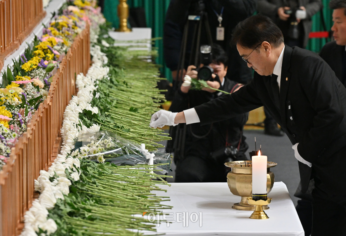 ▲우원식 국회의장이 30일 전남 무안스포츠파크에 마련된 제주항공 여객기 사고희생자 합동분향소에서 헌화하고 있다. (조현호 기자 hyunho@)
