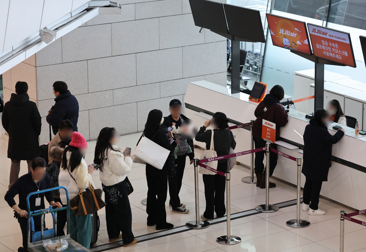 ▲무안 제주항공 참사 이튿날인 30일 서울 강서구 김포공항 국내선 청사에서 제주항공 승객들이 탑승 문의를 하고 있다. (연합뉴스)