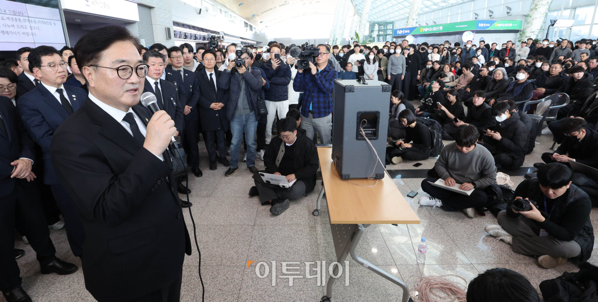 ▲우원식 국회의장이 30일 전남 무안군 무안국제공항청사에서 유가족들과 만나 위로하고 있다. 조현호 기자 hyunho@