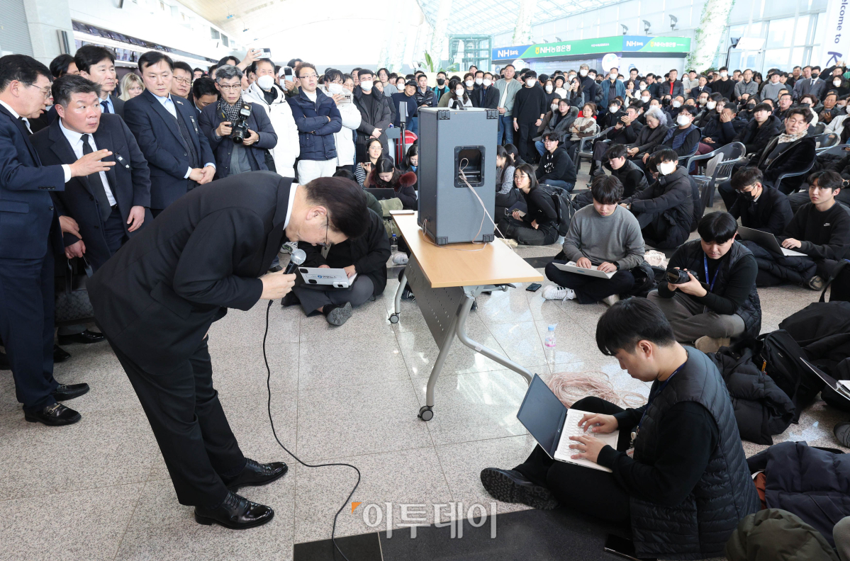 ▲우원식 국회의장이 30일 전남 무안군 무안국제공항청사에서 유가족들과 만나 위로하고 있다. 조현호 기자 hyunho@