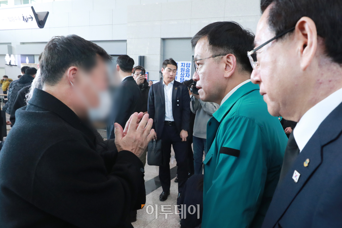 ▲최상목 대통령 권한대행 경제부총리 겸 기획재정부 장관이 30일 전남 무안군 무안국제공항에서 유가족들을 위로하고 있다. 조현호 기자 hyunho@