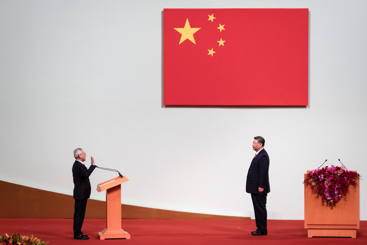 ▲샘 호우 파이(왼쪽) 마카오 행정장관이 20일 시진핑 중국 국가주석 앞에서 취임 선서를 하고 있다. 마카오/EPA연합뉴스