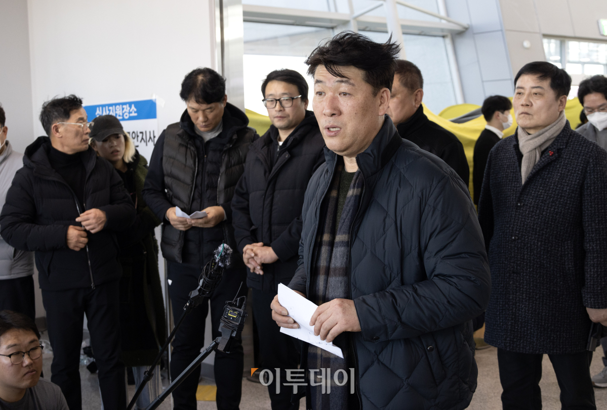 ▲박한신 제주항공 여객기 참사 유가족협의회 대표가 30일 전남 무안군 무안공항에서 유가족들의 입장을 밝히고 있다. 조현호 기자 hyunho@