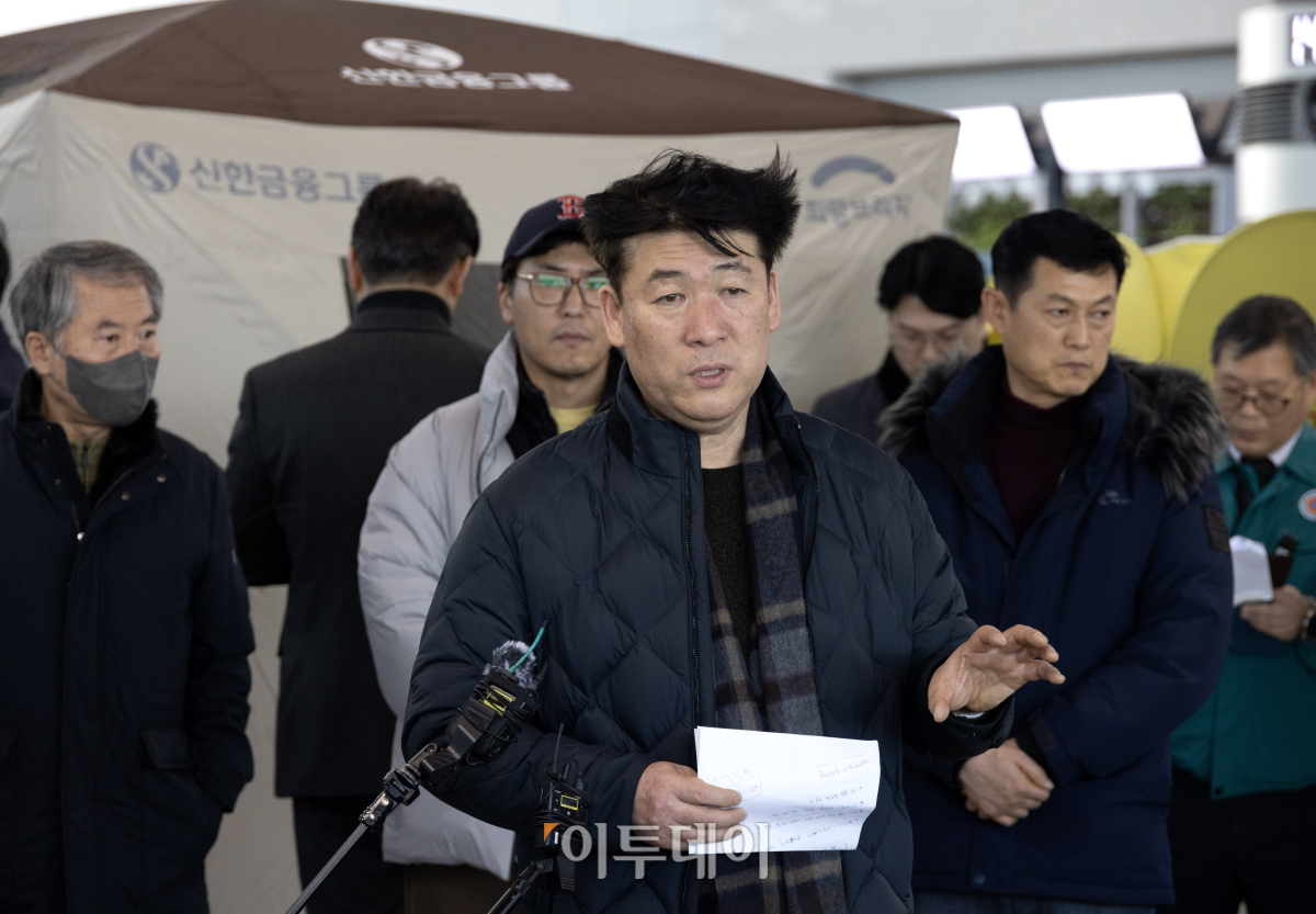 ▲박한신 제주항공 여객기 참사 유가족협의회 대표가 30일 전남 무안군 무안공항에서 유가족들의 입장을 밝히고 있다. 조현호 기자 hyunho@