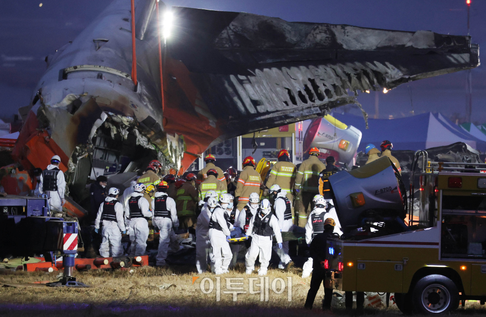 ▲29일 전남 무안군 무안국제공항에서 발생한 제주항공 여객기 폭발사고 현장에서 소방대원들이 야간 수색 작업을 진행하고 있다. 조현호 기자 hyunho@ (이투데이DB)