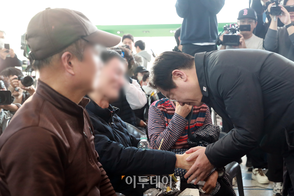 ▲이재명 더불어민주당 대표가 30일 전남 무안군 무안국제공항에서 제주항공 여객기 사고 탑승객 유가족을 위로하고 있다. 조현호 기자 hyunho@