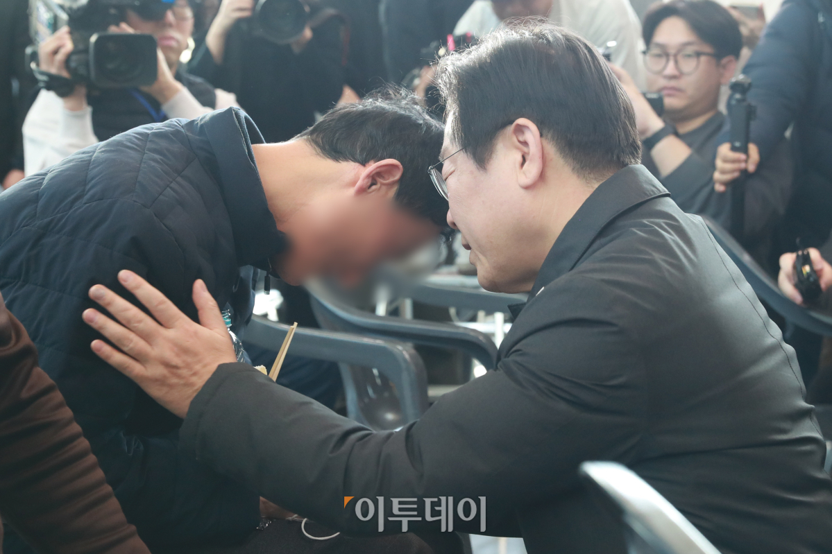 ▲이재명 더불어민주당 대표가 30일 전남 무안군 무안국제공항에서 제주항공 여객기 사고 탑승객 유가족을 위로하고 있다. 조현호 기자 hyunho@